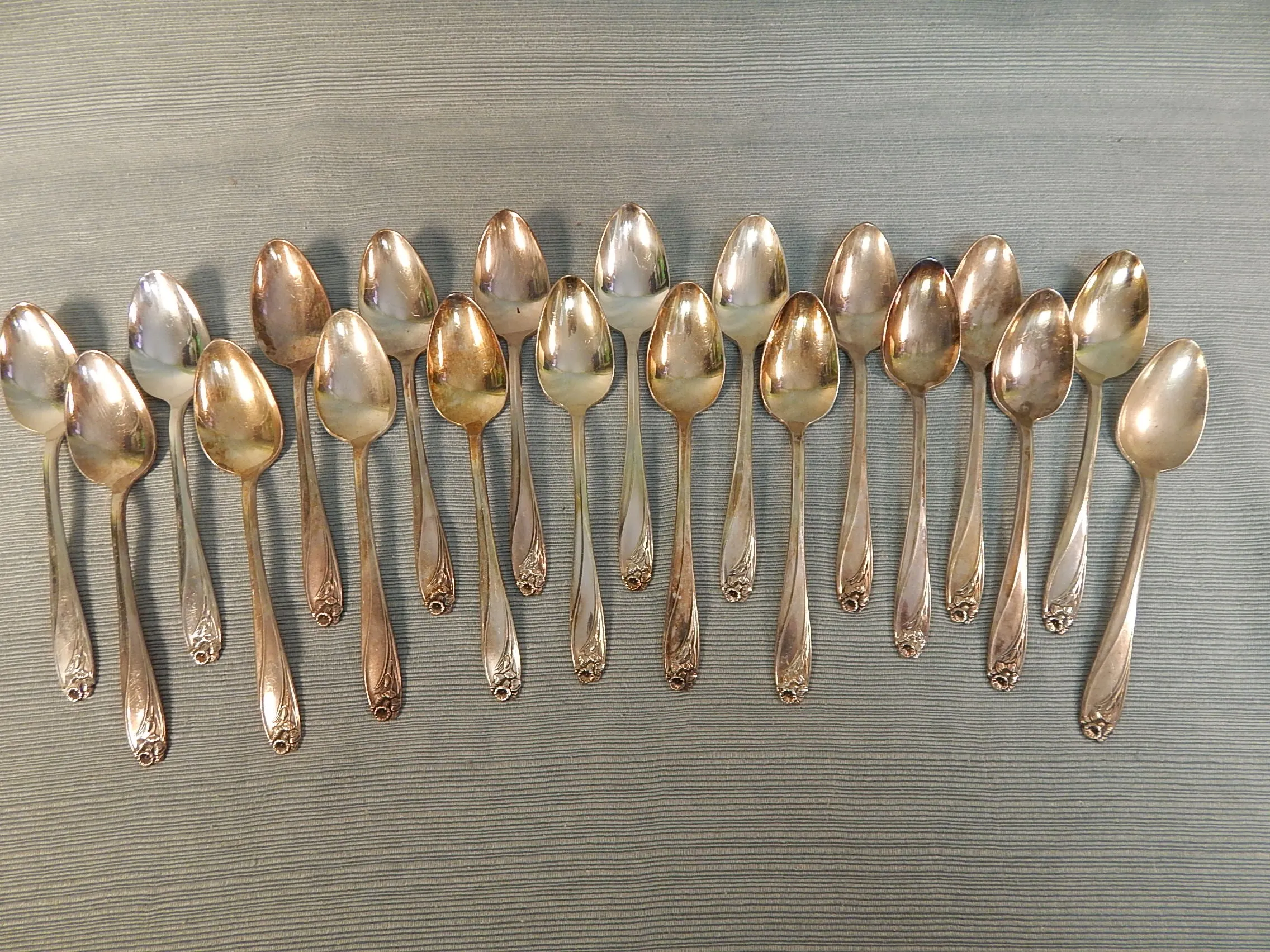 Vintage Rogers Bros. Daffodil Silverplated Flatware Set - 90 Pieces