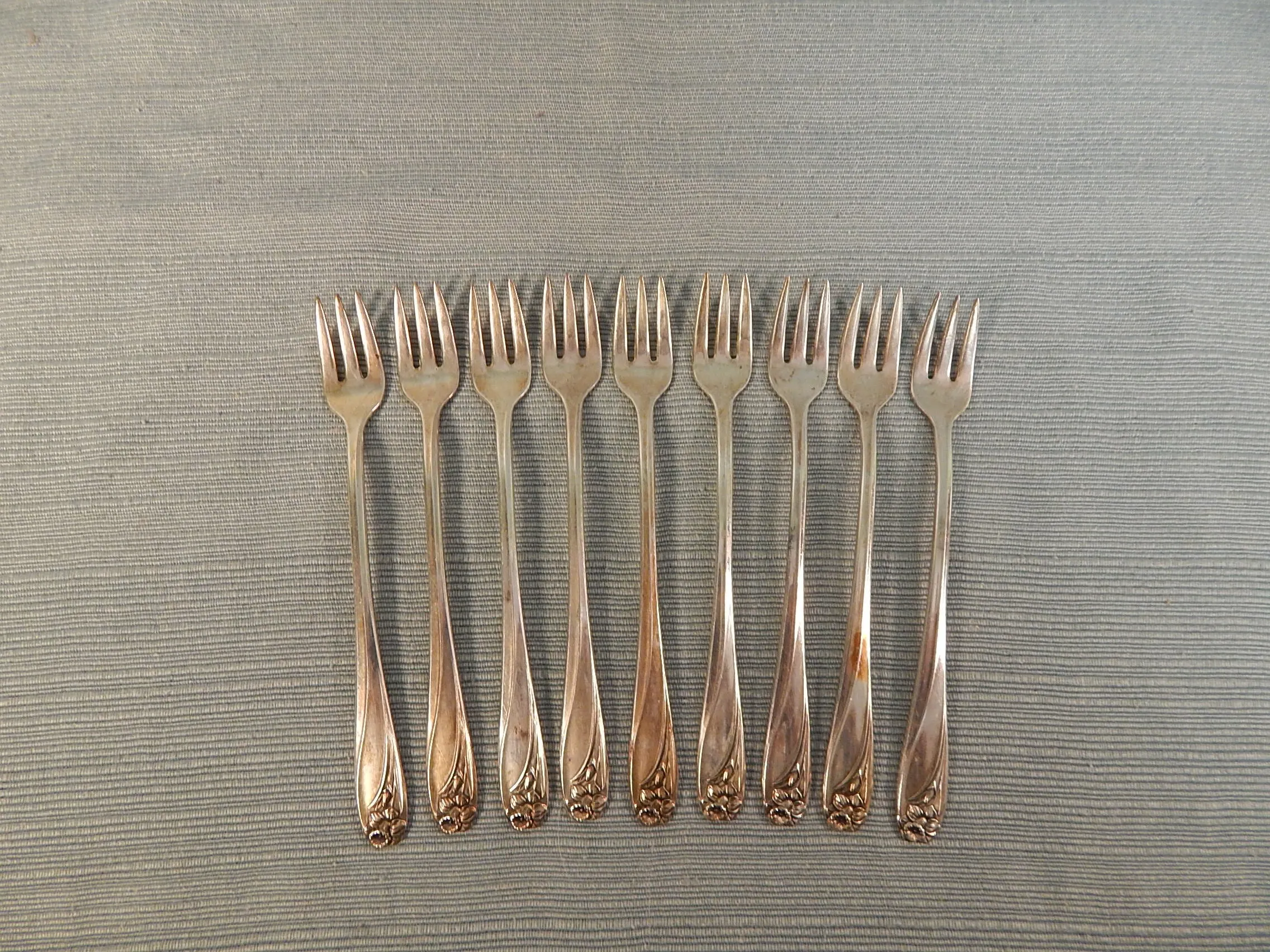 Vintage Rogers Bros. Daffodil Silverplated Flatware Set - 90 Pieces