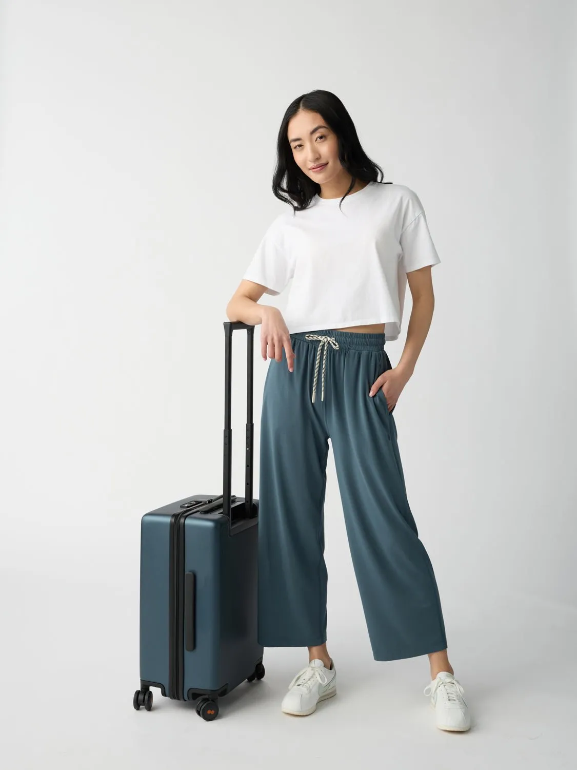 Women's Studio Cropped Wide Leg Pant