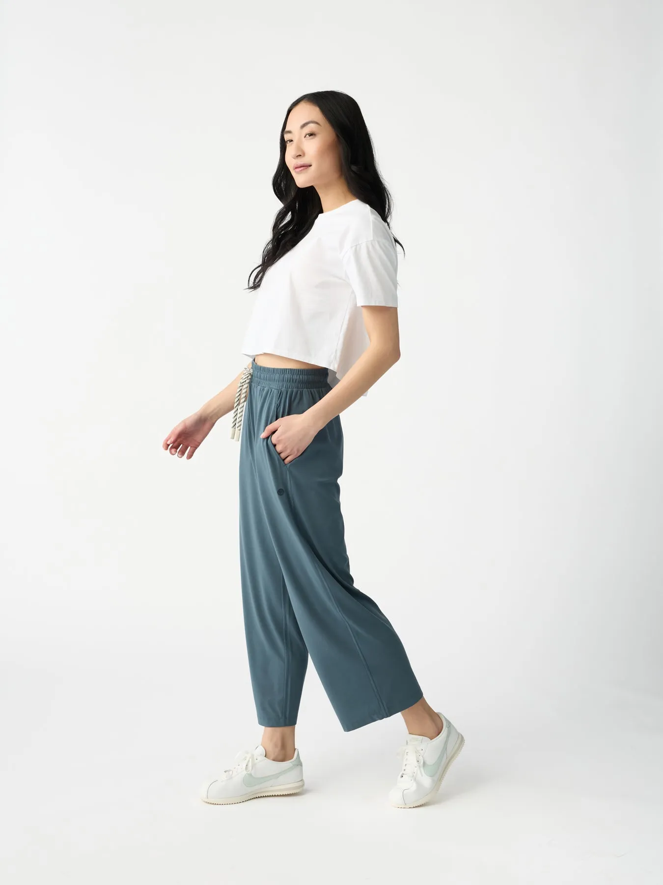 Women's Studio Cropped Wide Leg Pant