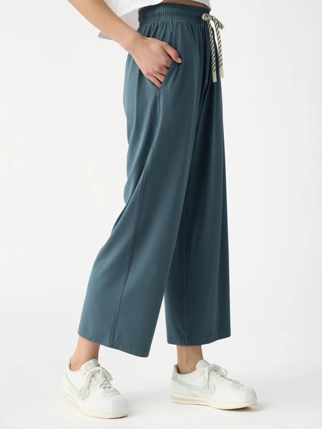 Women's Studio Cropped Wide Leg Pant