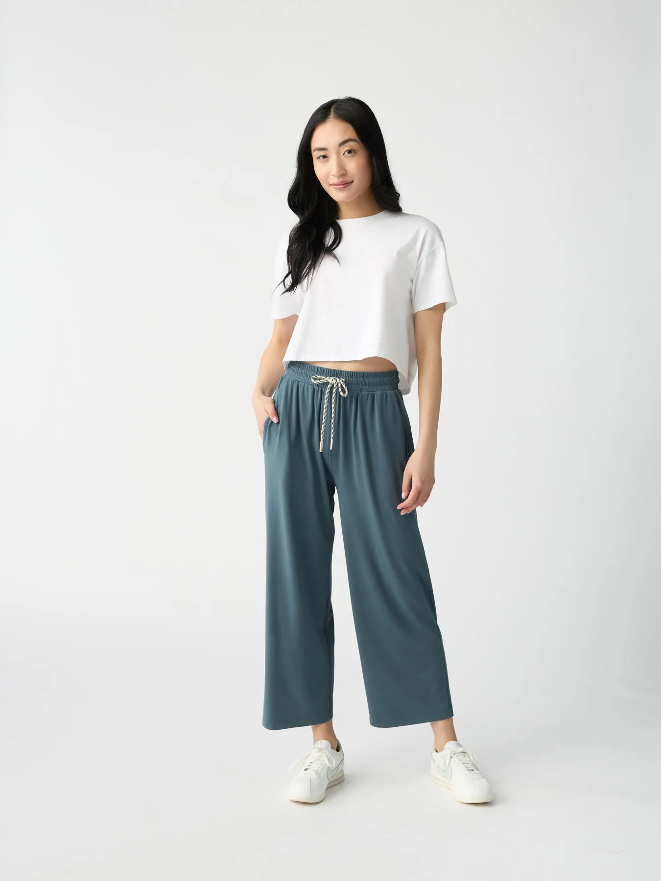 Women's Studio Cropped Wide Leg Pant